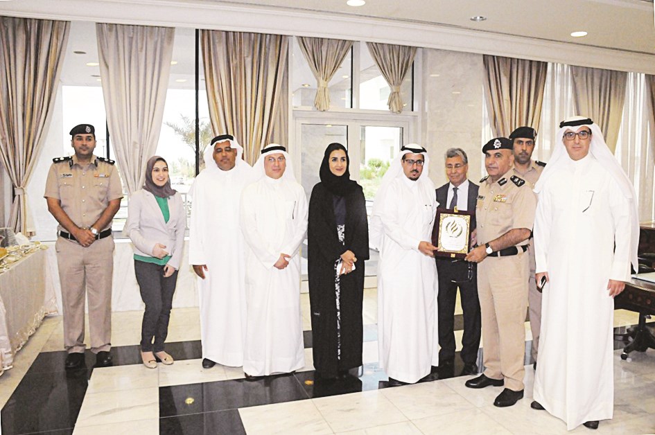 الديين يتلقى درعا من وفد اللجنة العربية لحقوق الانسان