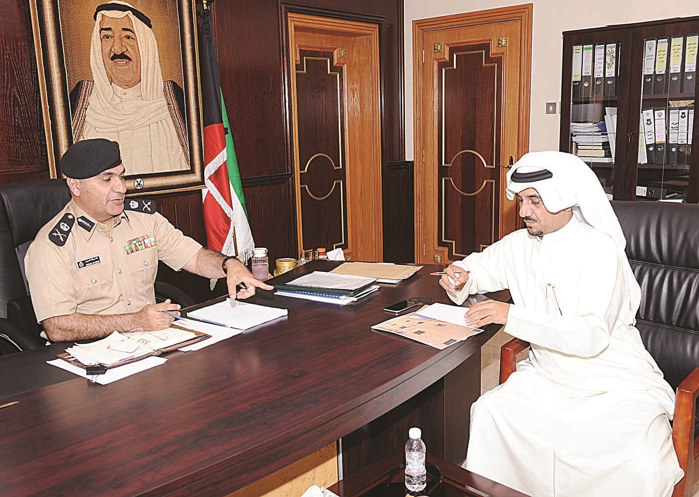 الديين متحدثا للزميل منصور الشمري (تصوير جلال معوض)