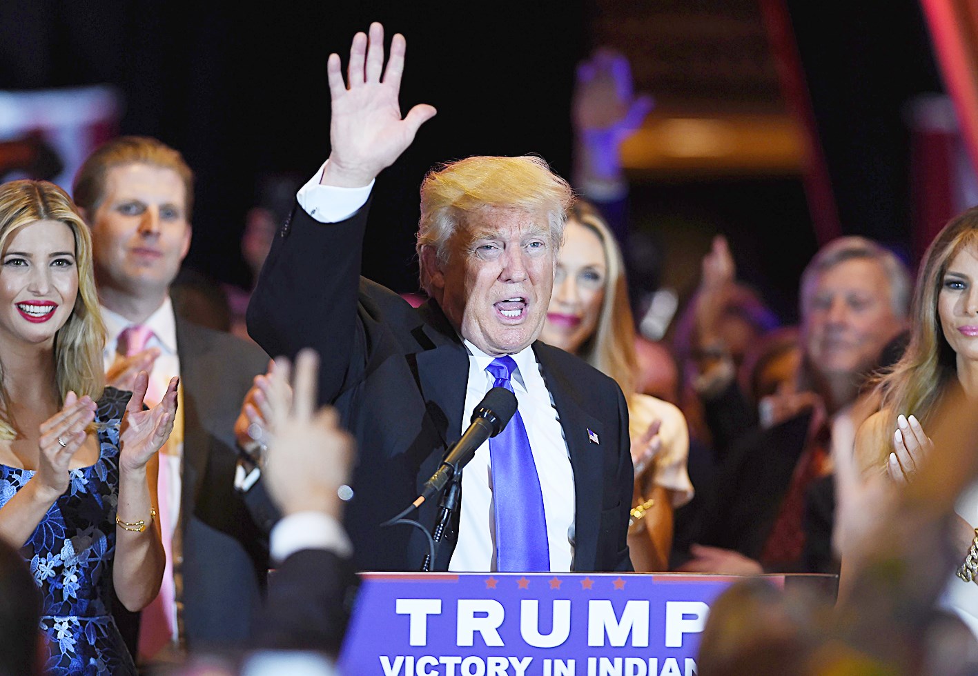 u062au0631u0627u0645u0628 u064au062du062au0641u0644 u0645u0639 u0623u0646u0635u0627u0631u0647 u0641u064a u0646u064au0648u064au0648u0631u0643 u0628u0641u0648u0632u0647 u0641u064a u0625u0646u062fu064au0627u0646u0627 (u0623 u0641 u0628)