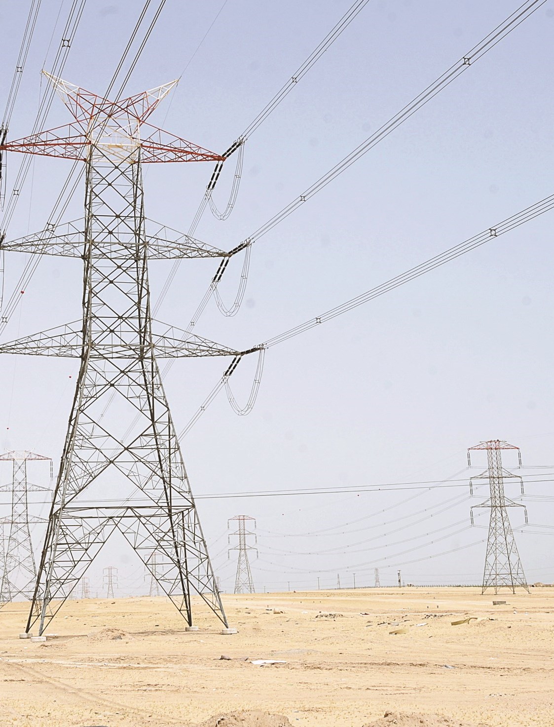 شبكة خطوط الكهرباء تحاصر الموقع