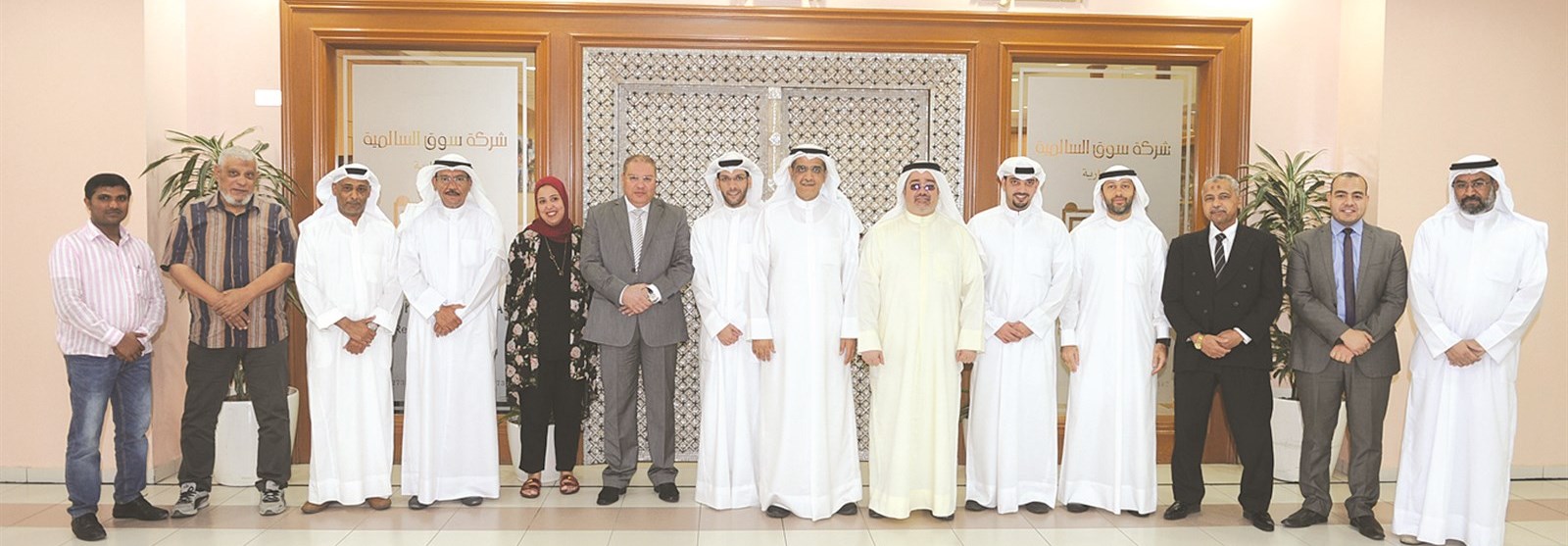 المرزوق والكليب يتوسّطان فريق الشركة