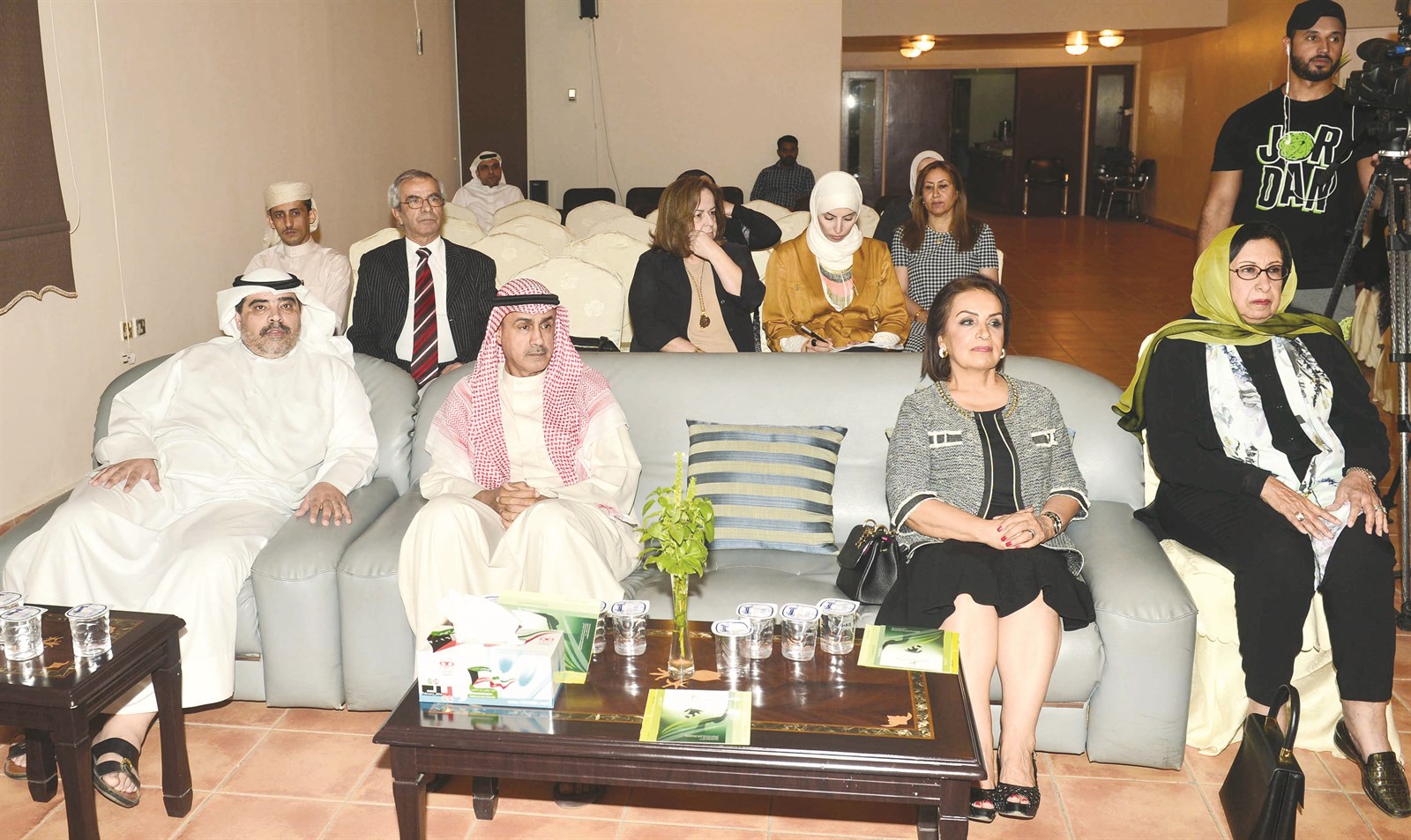 u062cu0627u0646u0628 u0645u0646 u0627u0644u062du0636u0648u0631