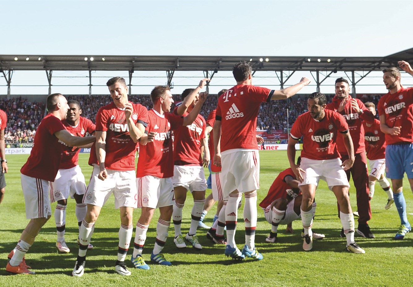 لاعبو بايرن ميونيخ يحتفلون بالتتويج بلقب الدوري الألماني   (أ ف ب)