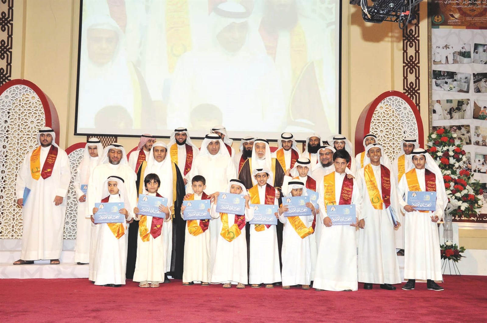 المذكور ومسؤولو المبرة يتوسطون الفائزين