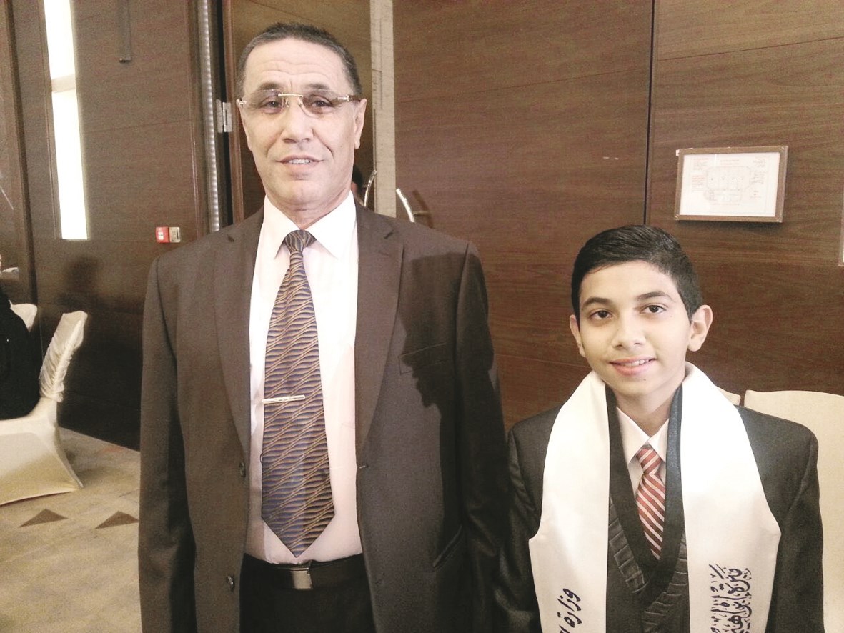 الطالب الفائز مع حامد عبدالقادر