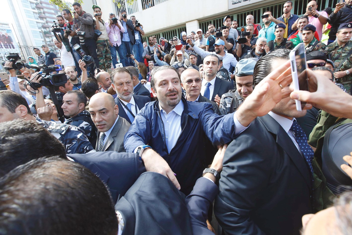 الحريري يحيي مناصريه خارج مركز اقتراع في بيروت