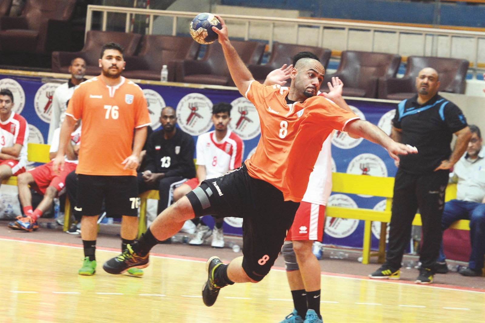 u0644u0627u0639u0628 u0643u0627u0638u0645u0629 u0625u0633u0645u0627u0639u064au0644 u0627u0644u062eu0632u0639u0644 u064au0635u0648u0651u0628 u0627u0644u0643u0631u0629 u0639u0644u0649 u0645u0631u0645u0649 u0627u0644u0635u0644u064au0628u062eu0627u062a (u062au0635u0648u064au0631 u0645u0648u0633u0649 u0639u064au0627u0634)