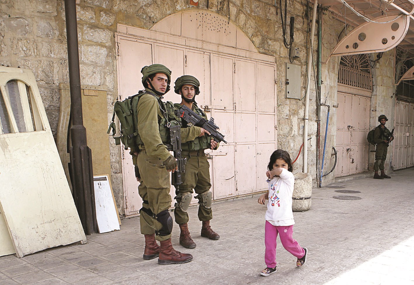 u0637u0641u0644u0629 u0641u0644u0633u0637u064au0646u064au0629 u062au0645u0631u0651 u0642u0631u0628 u062cu0646u062fu064au064au0646 u0625u0633u0631u0627u0626u064au0644u064au064au0646 u0641u064a u0627u0644u0645u062fu064au0646u0629 u0627u0644u0642u062fu064au0645u0629 u0641u064a u0627u0644u062eu0644u064au0644 u0623u0645u0633    (u062f u0628 u0627)