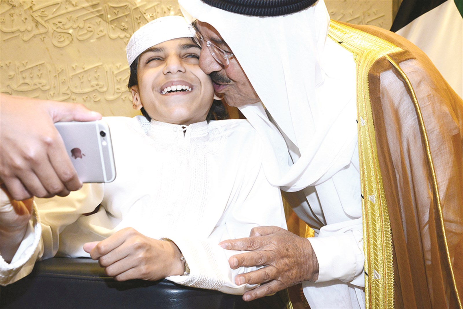 سمو الأمير مقبّلاً الطفل غانم المفتاح