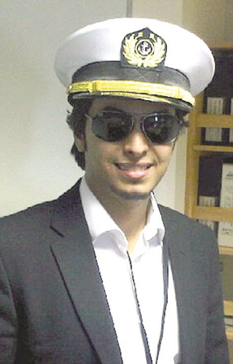 ... وقبعته البحرية