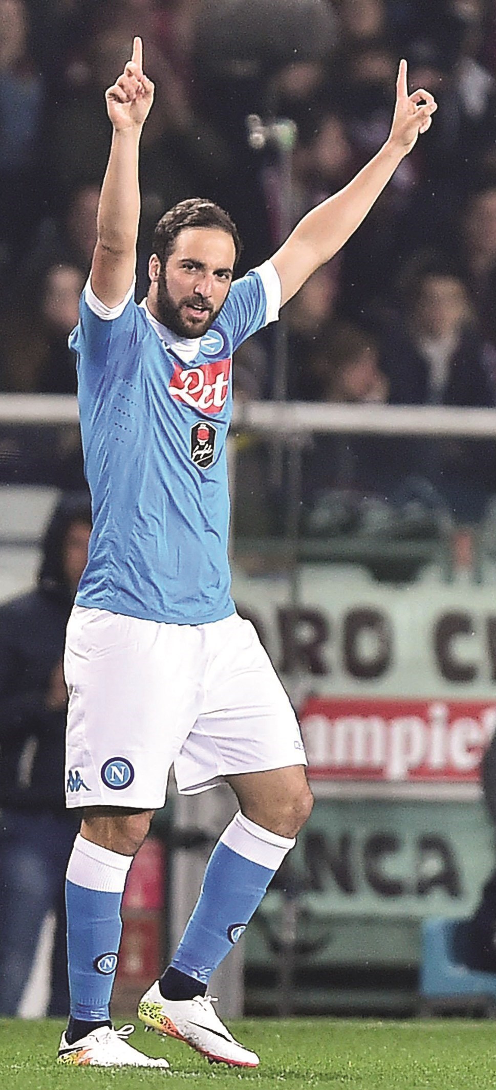 هيغواين هداف الدوري الإيطالي محتفلاً بهدفه في مرمى تورينو (إ ب أ)