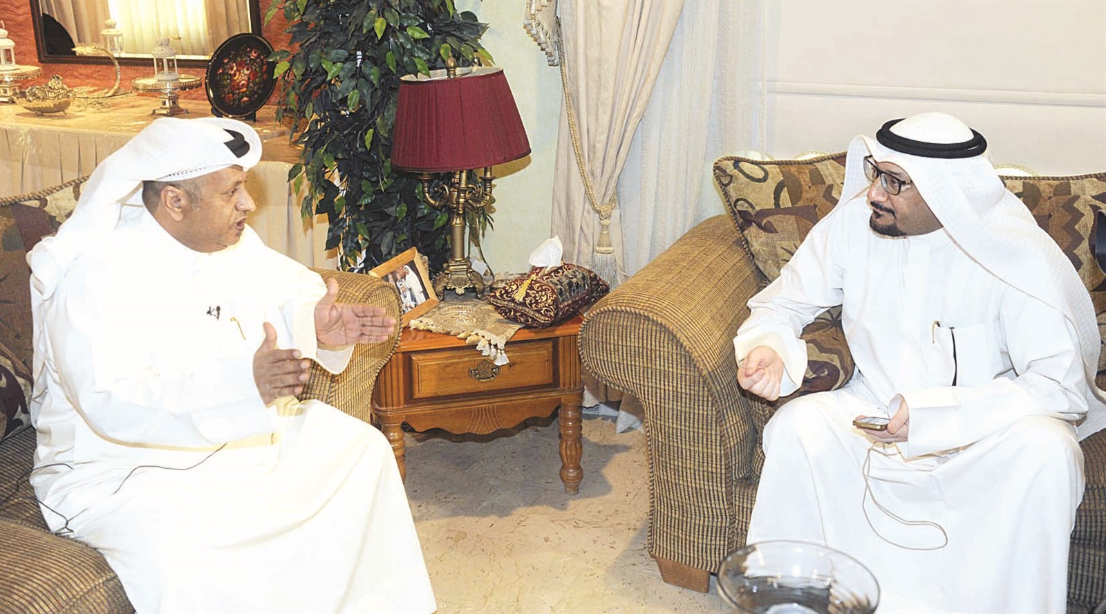 خالد السرحان متحدثاً إلى الزميل ناصر الفرحان  ( تصوير زكريا عطية)