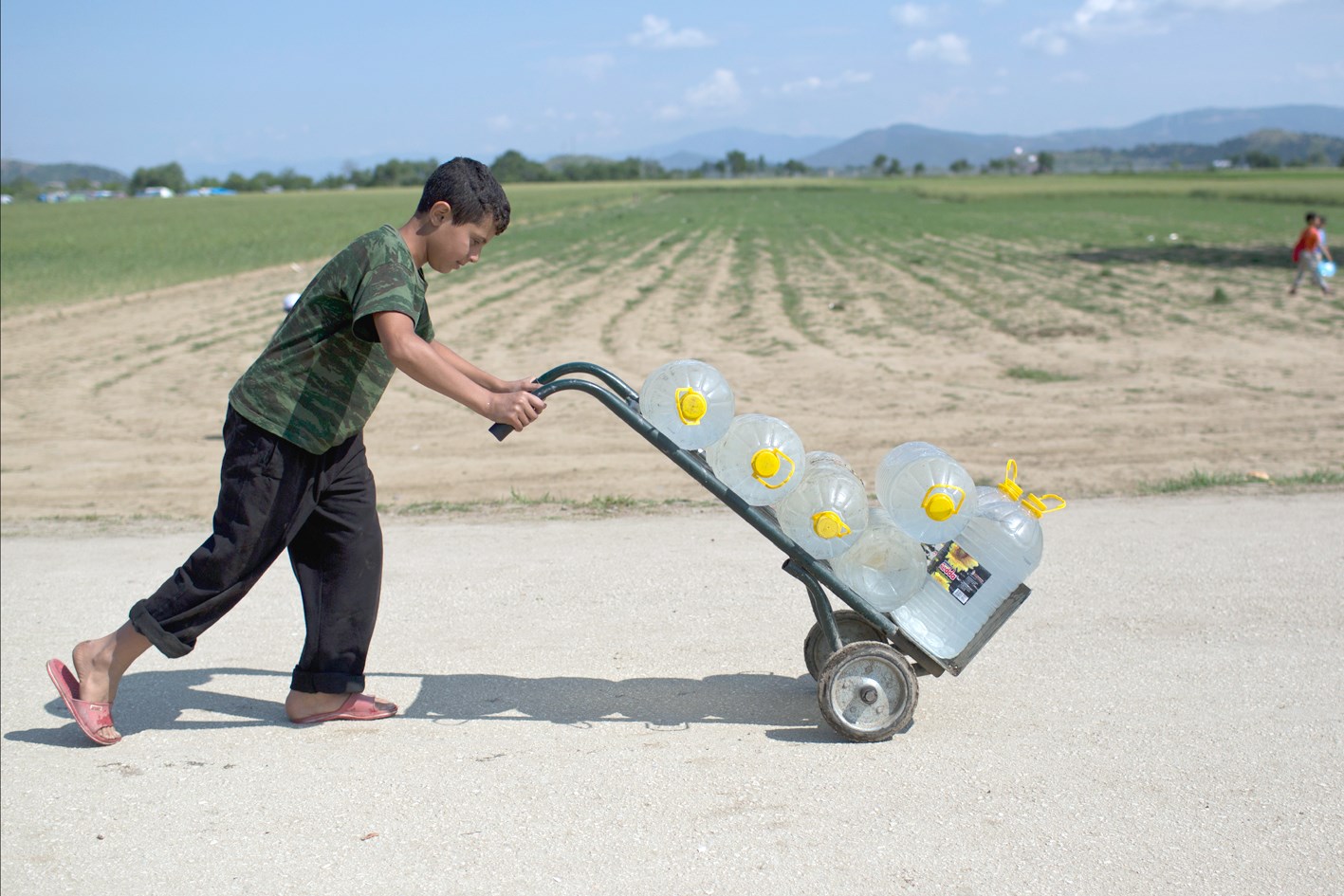 u0637u0641u0644 u0645u0646 u0627u0644u0645u0647u0627u062cu0631u064au0646 u064au0646u0642u0644 u0639u0628u0648u0627u062a u0645u0627u0621 u0641u064a u0645u062eu064au0645 u0625u064au062fu0648u0645u064au0646u064a u0634u0645u0627u0644 u0627u0644u064au0648u0646u0627u0646 (u0623 u0628)