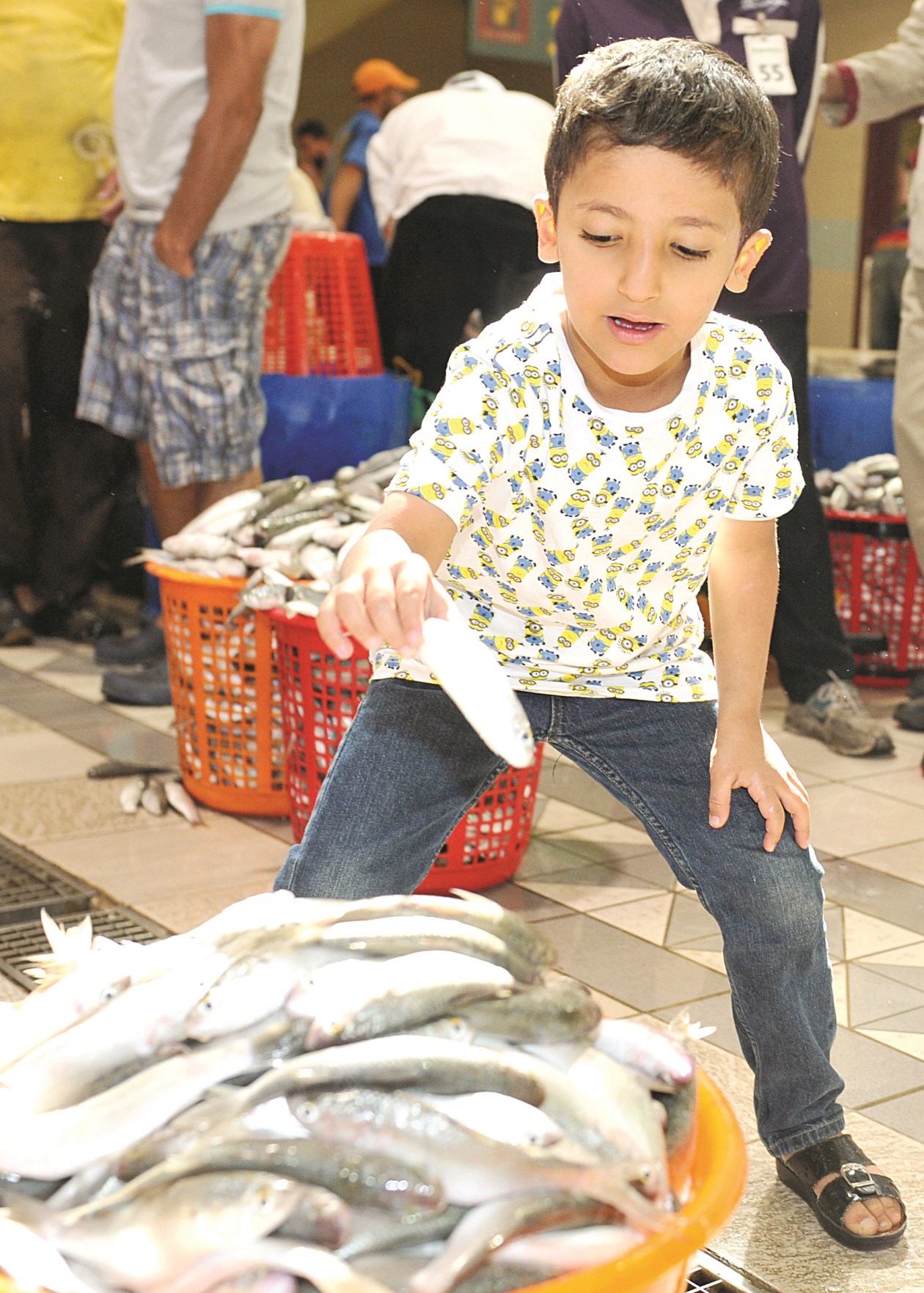 طفل أمام إحدى السلال