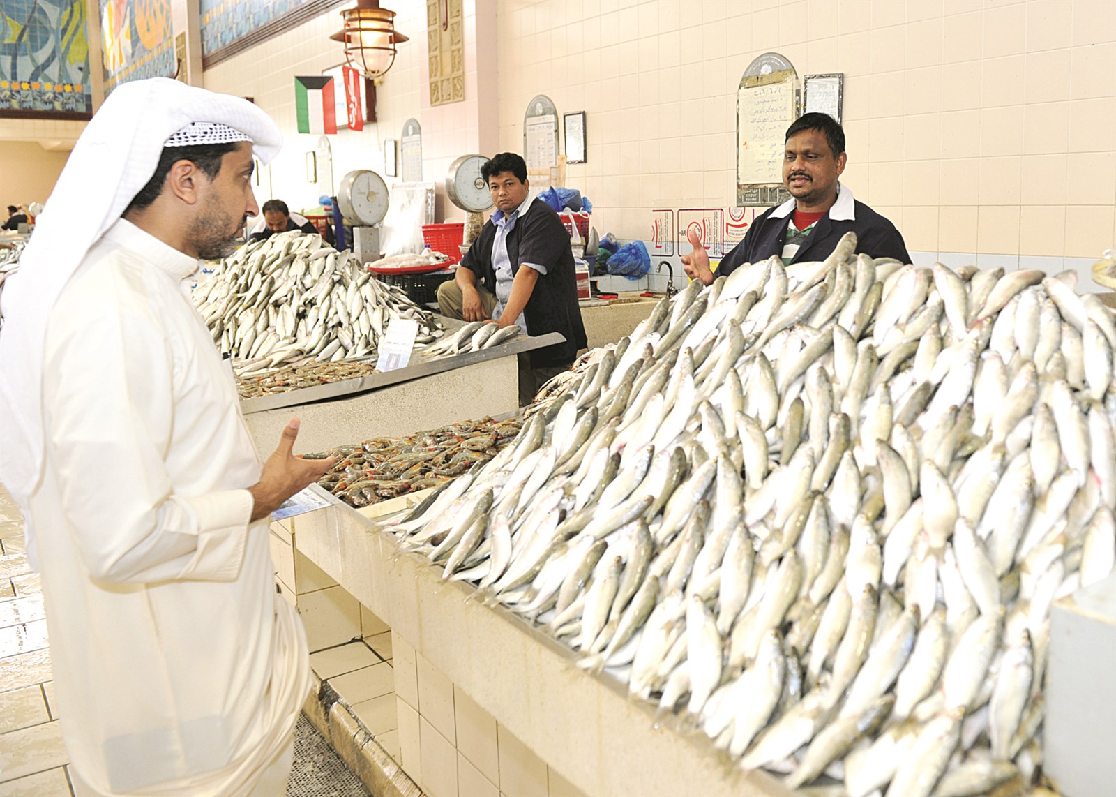 الزميل غانم السليماني يتحدث إلى أحد البائعين