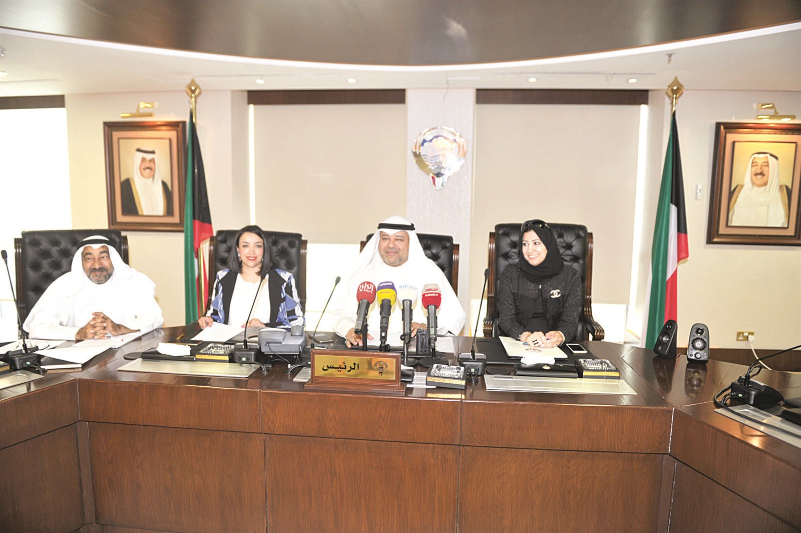 u0645u0647u062fu064a u0645u062au0648u0633u0637u0627u064b u0627u0634u0643u0646u0627u0646u064a u0648u0627u0644u0635u0642u0639u0628u064a u0648u062du0627u062au0645 u062eu0644u0627u0644 u0627u0644u0645u0624u062au0645u0631 u0627u0644u0635u062du0627u0641u064a (u062au0635u0648u064au0631 u0646u0648u0631 u0647u0646u062fu0627u0648u064a)