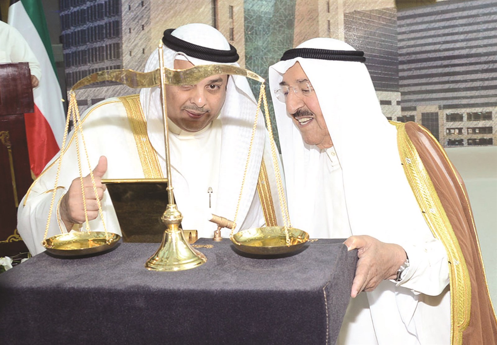 هدية تذكارية لسمو الأمير من وزير العدل