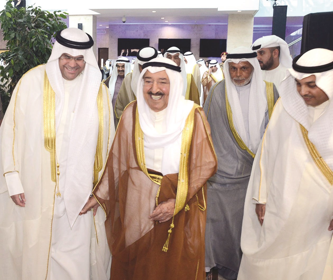 صاحب السمو لدى وصوله إلى مقر الاحتفال وفي استقباله المطاوعة والصانع وإسحق