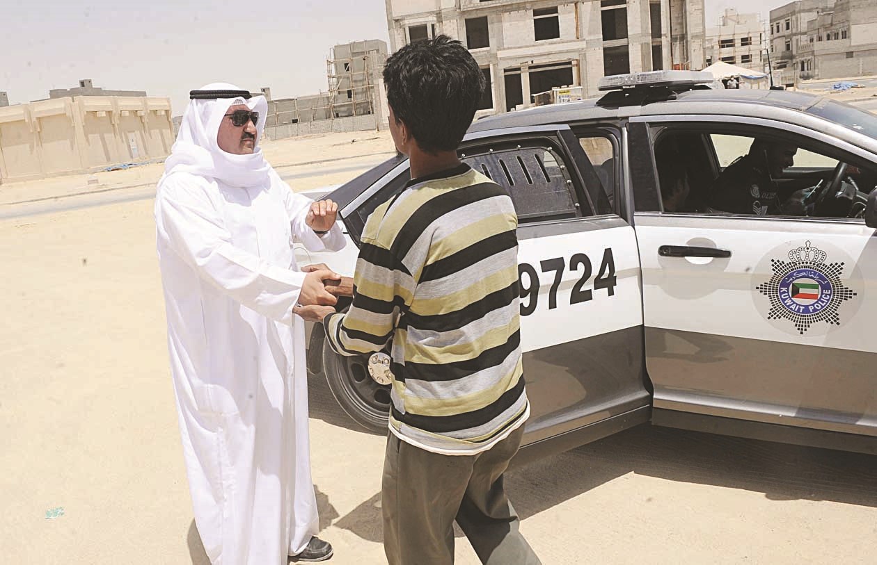 القطان يقتاد مخالفاً إلى الدورية