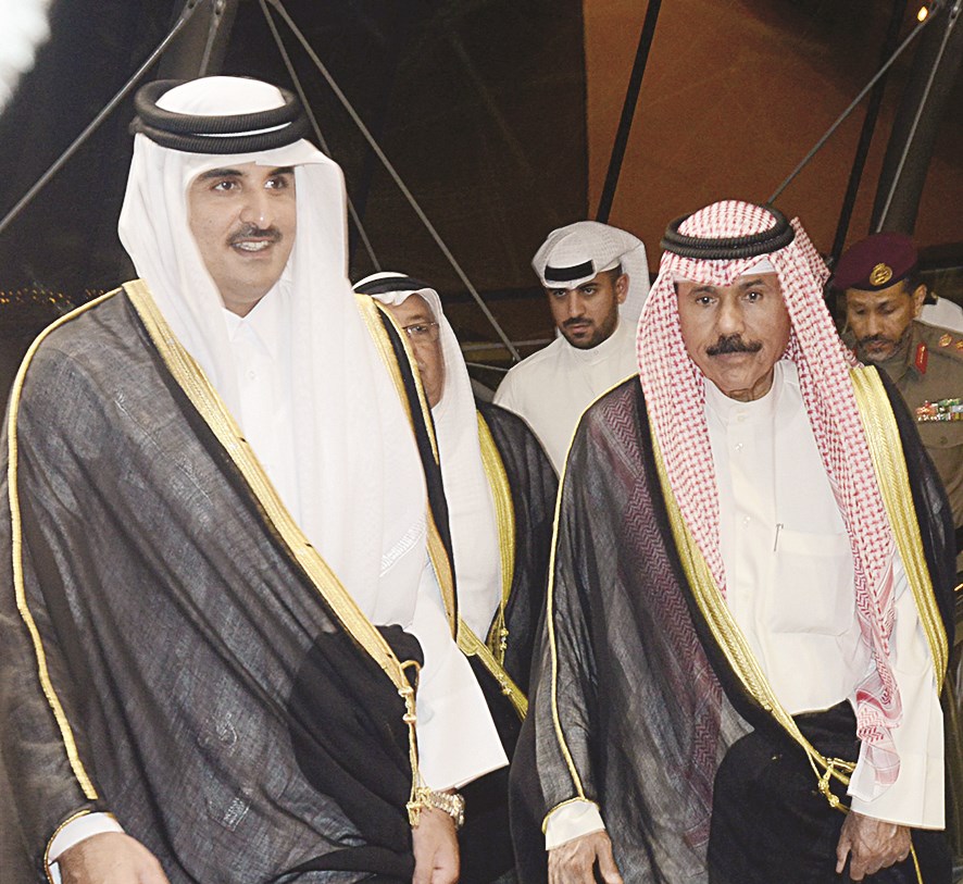 ولي العهد في وداع أمير قطر