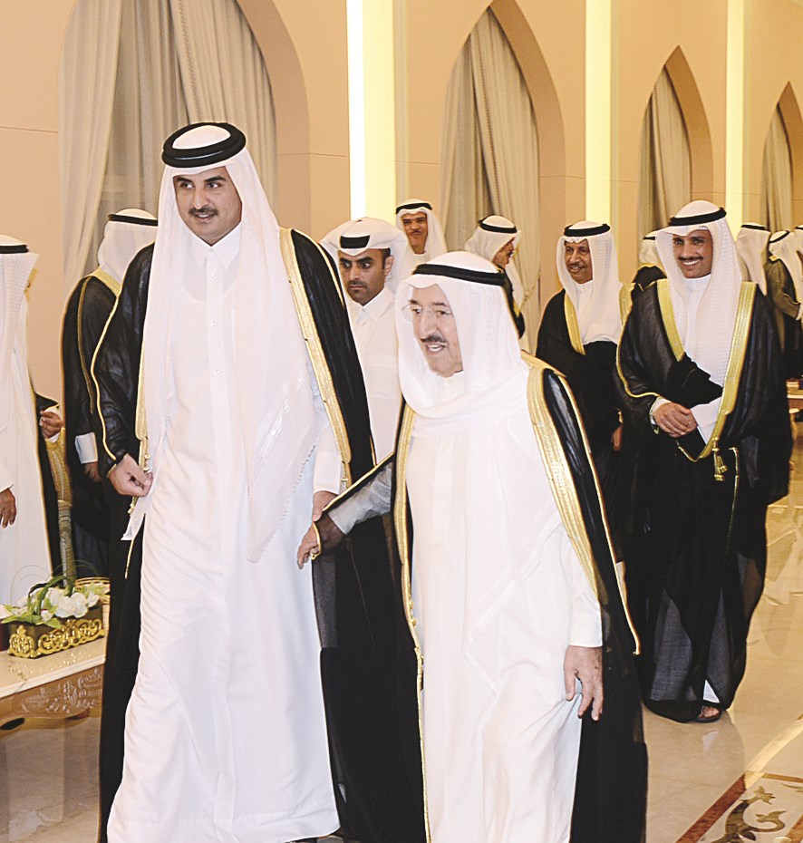 سمو الأمير والشيخ تميم والغانم والمبارك قبيل وليمة الإفطار