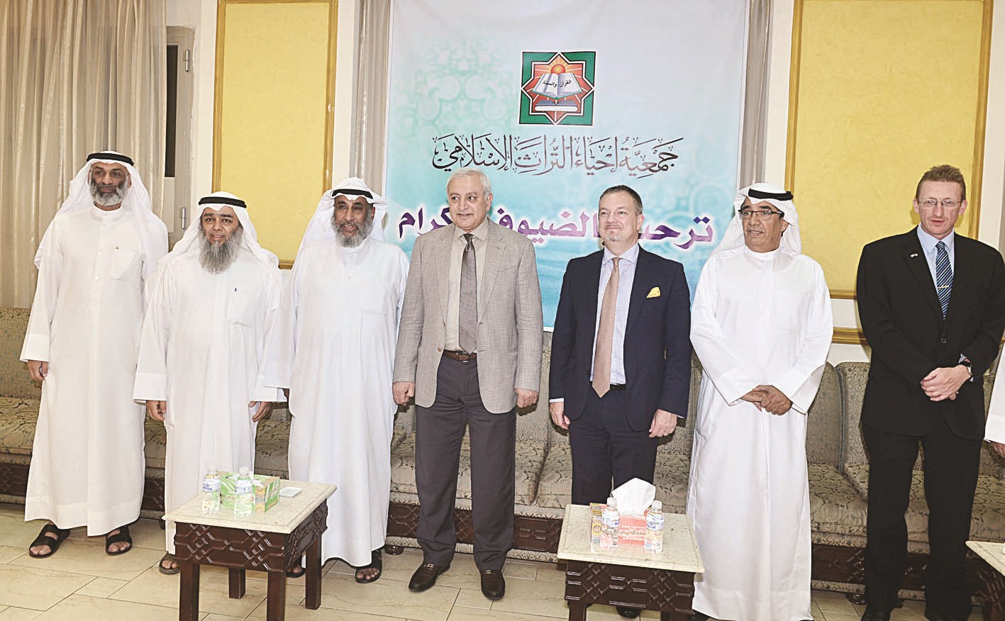 العيسى والسفير البريطاني بين المهنئين