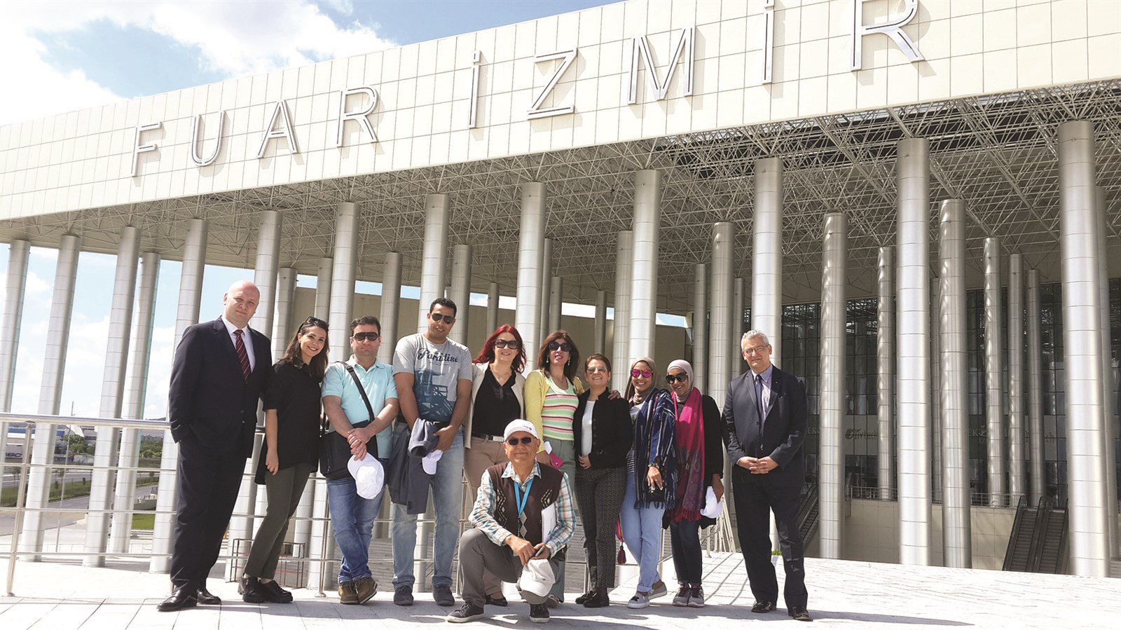 الزميل علي العلاس والوفد الإعلامي أمام مبنى معارض FUAR IZMIR