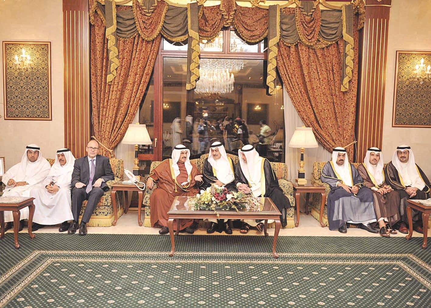 المحمد بين عدد من الحضور ويبدو السفير الأميركي