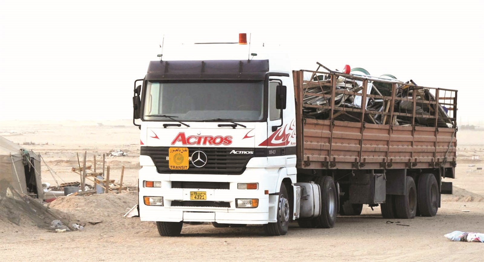 قاطرة تنقل محتويات أحد الجواخير