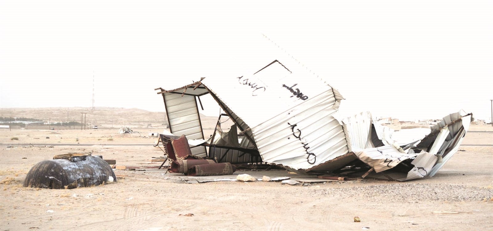 بقايا غرفة من الصفيح كانت تستخدم مسجدا