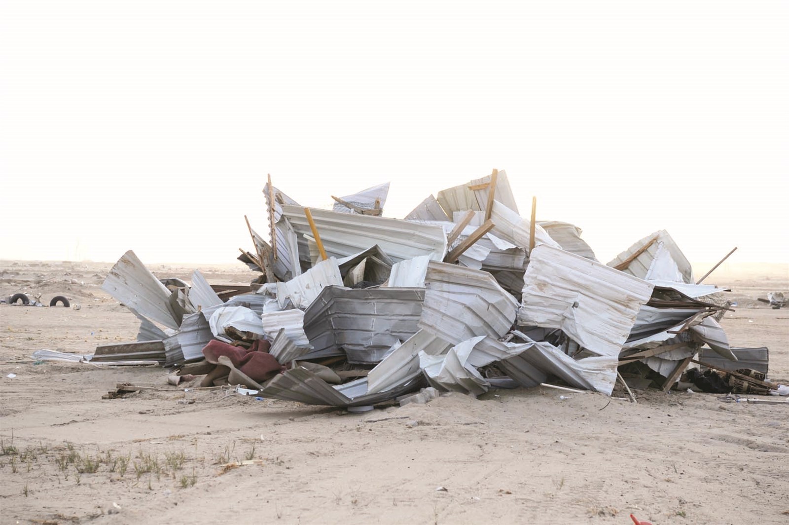 كومة من الصفيح هي ما تبقى من جاخور أحدهم