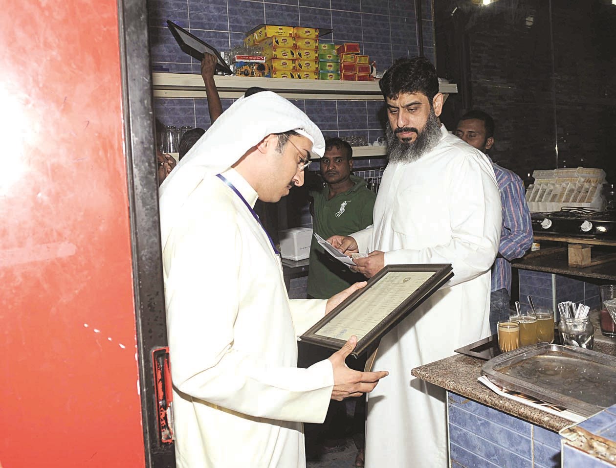 الردعان يتأكد من التراخيص الصحية