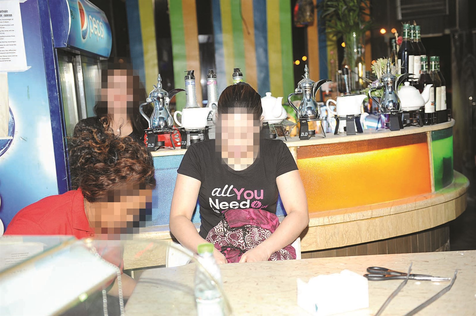 عمالة نسائية في المقاهي