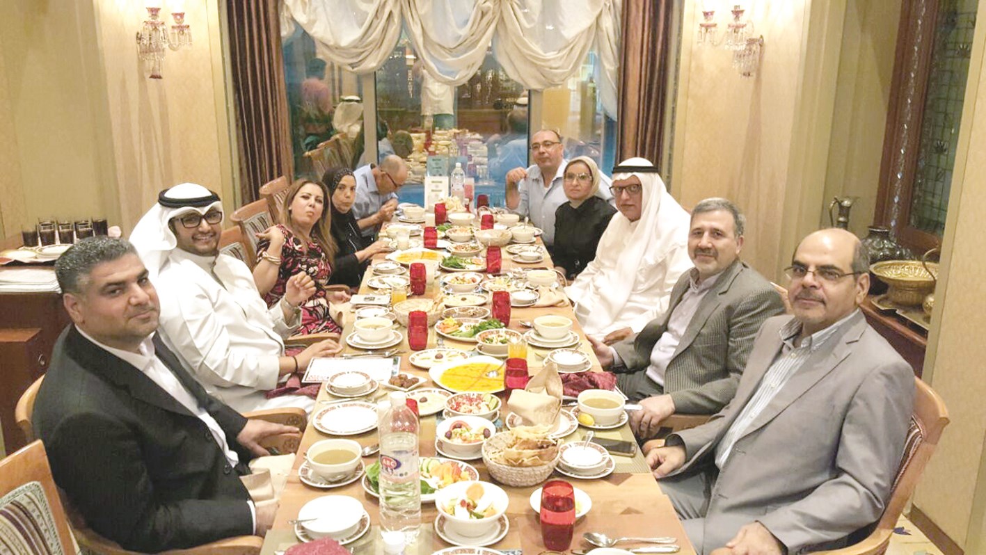 u0639u0646u0627u064au062au064a u0628u0631u0641u0642u0629 u0627u0644u0635u062du0627u0641u064au064au0646 u0639u0644u0649 u0645u0627u0626u062fu0629 u0627u0644u0625u0641u0637u0627u0631