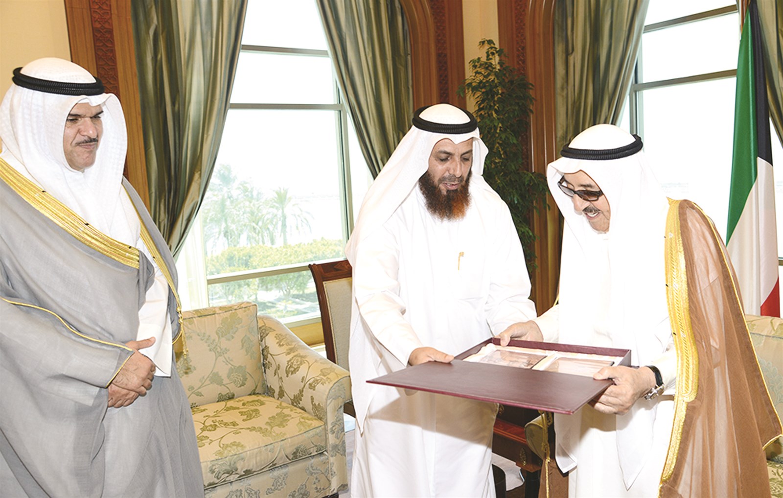 صاحب السمو متسلماً الفيلمين من عبدالله المخيال بحضور سلمان الحمود