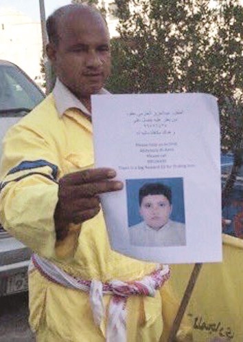 عامل نظافة يحمل منشوراً عن عبدالعزيز