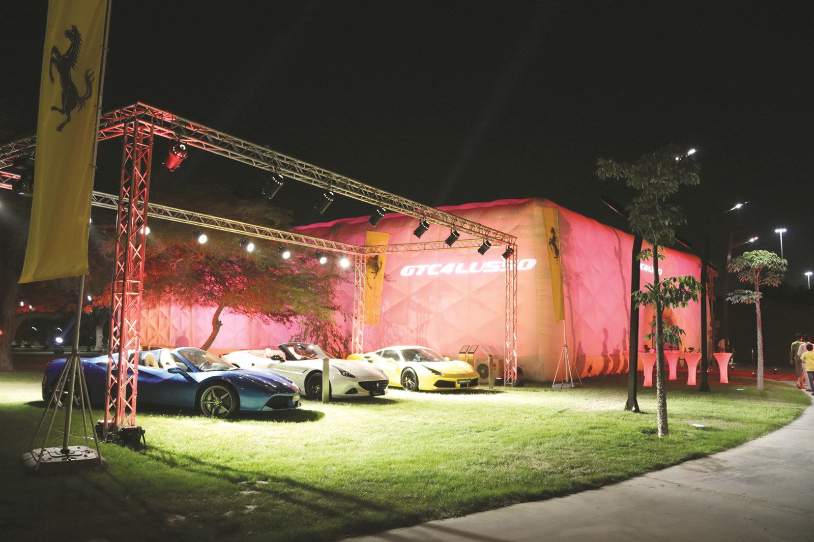 سيارات «فيراري» الحديثة تزيّن حديقة الشهيد