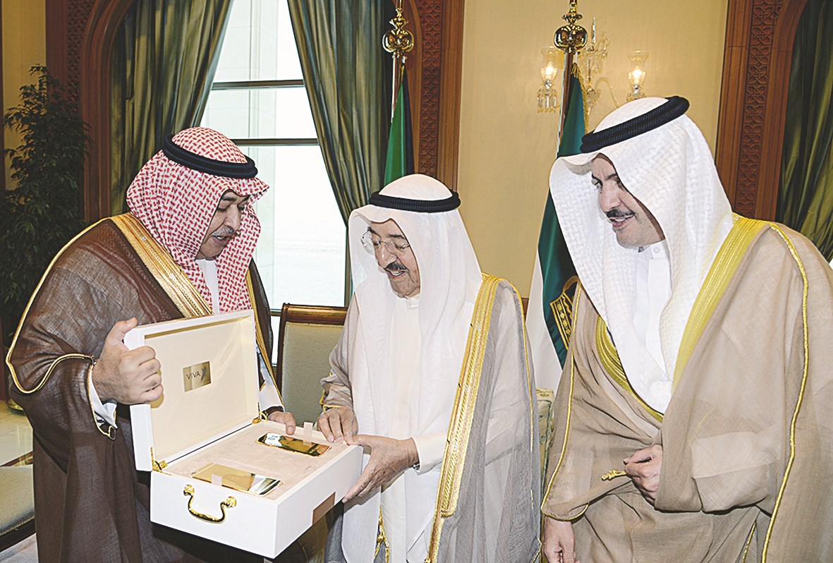 u0635u0627u062du0628 u0627u0644u0633u0645u0648 u064au062au0633u0644u0645 u0647u062fu064au0629 u062au0630u0643u0627u0631u064au0629 u0645u0646 u0648u0641u062f u00abu0641u064au0641u0627u00bb