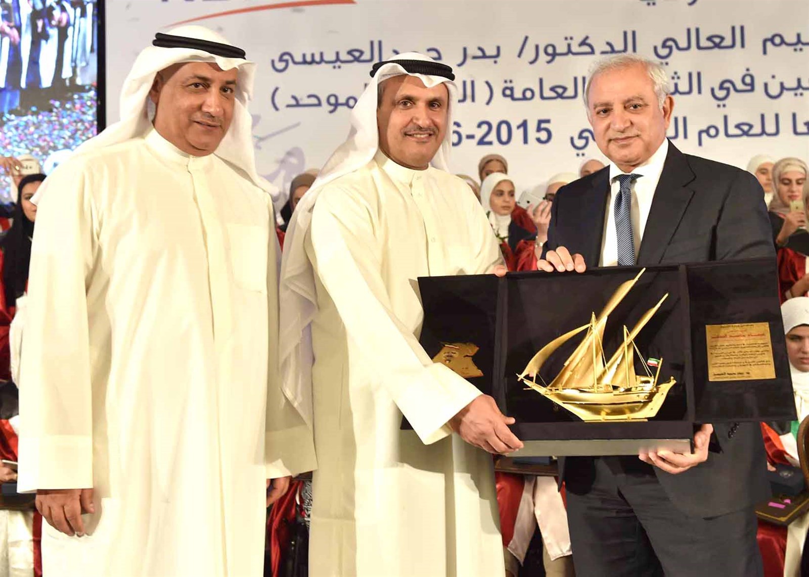 درع تكريمية من الصقر للعيسى