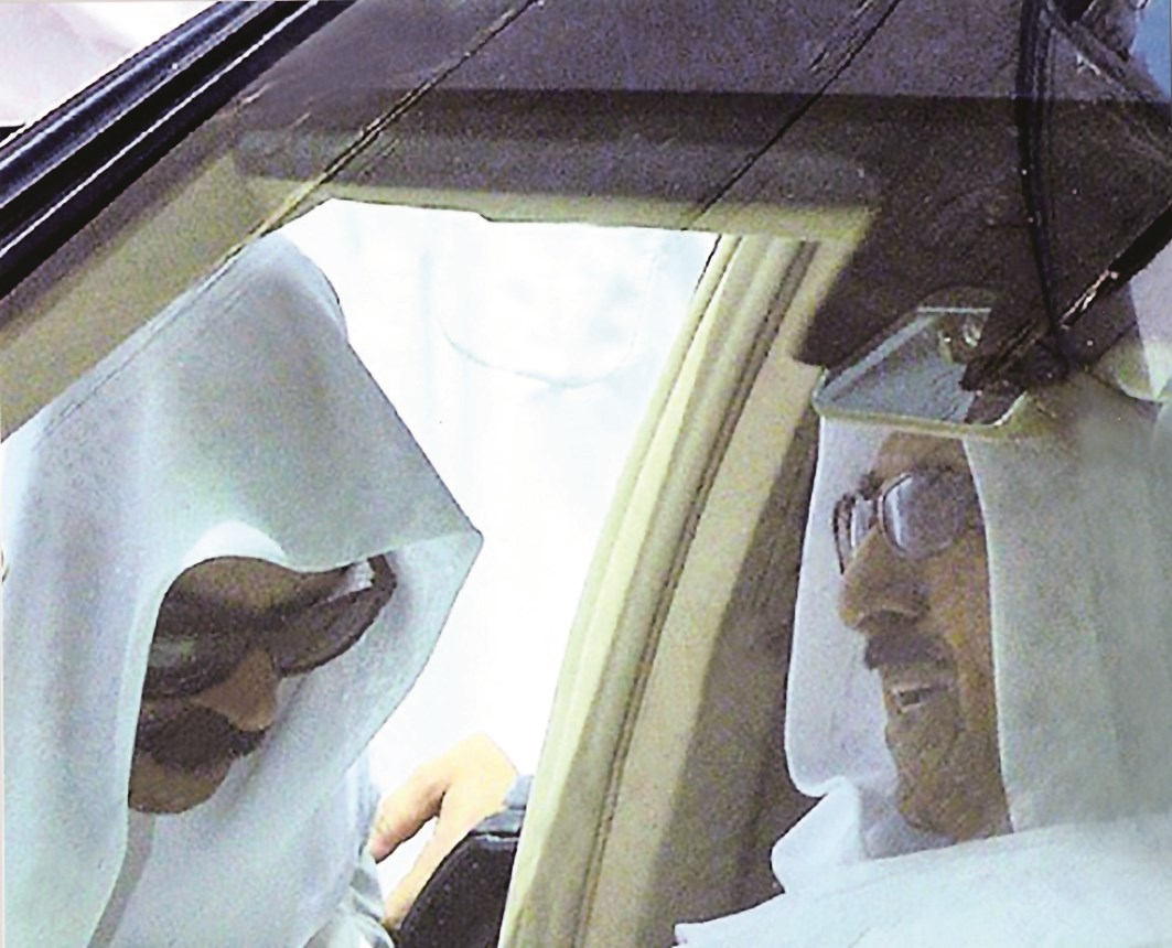 حديث بين سمو الأمير ووزير الداخلية في الموقع