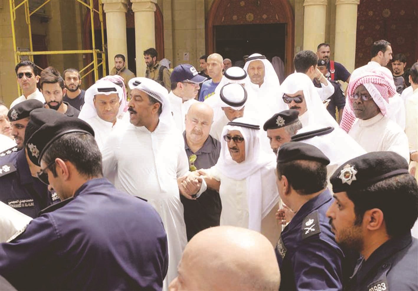 سمو الأمير في موقع الحادث بعد دقائق من وقوعه