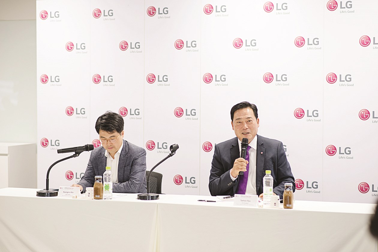 مسؤولا الشركة خلال المؤتمر الصحافي