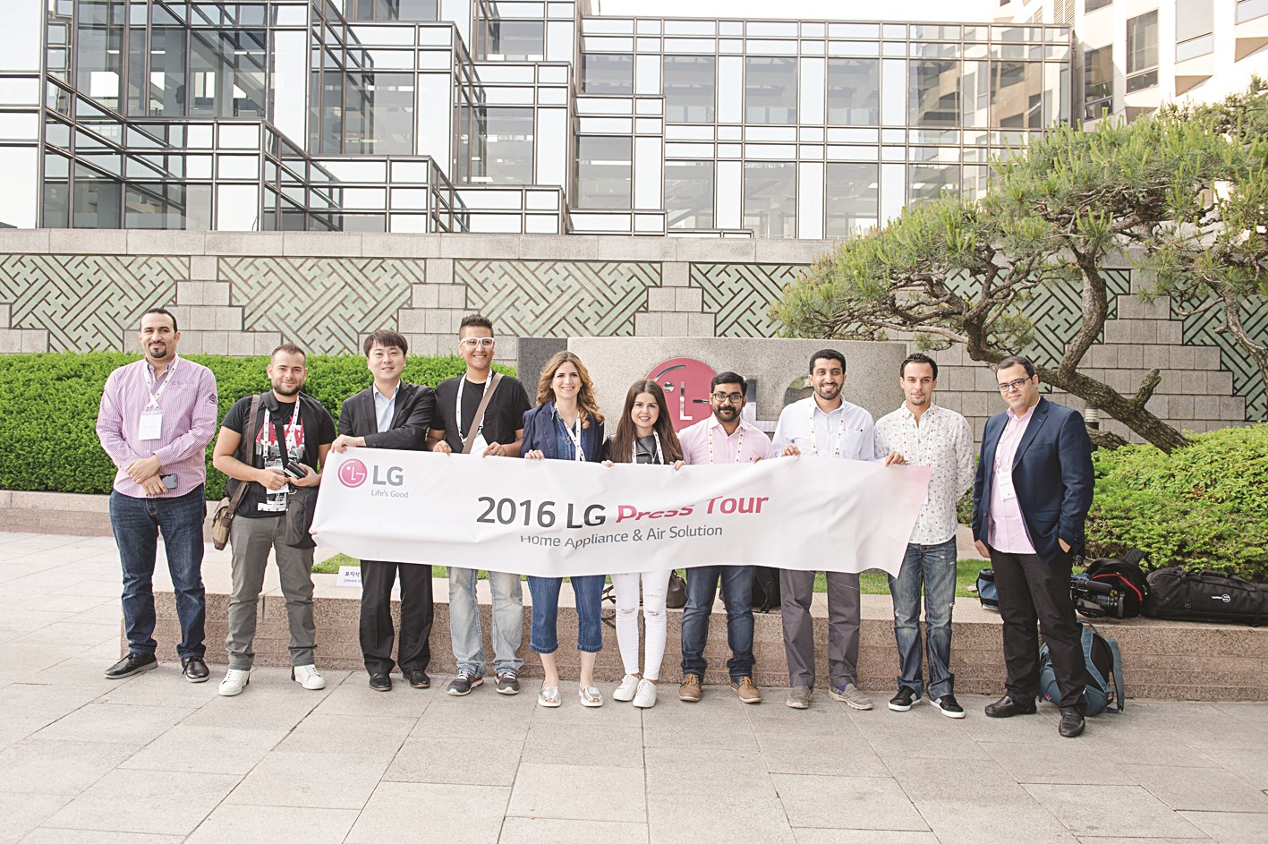 الزميل غانم السليماني برفقة الوفد الإعلامي أمام مبنى LG