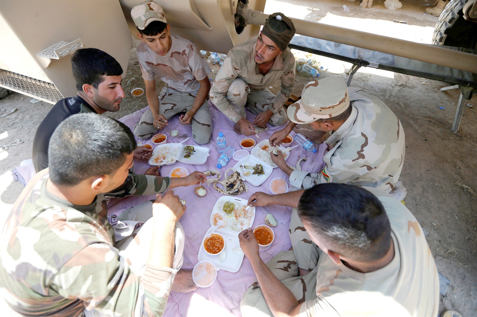 u062cu0646u0648u062f u0639u0631u0627u0642u064au0648u0646 u064au062au0646u0627u0648u0644u0648u0646 u0627u0644u0637u0639u0627u0645 u0641u064a u0627u0644u0641u0644u0648u062cu0629 u0627u0645u0633       (u0631u0648u064au062au0631u0632)