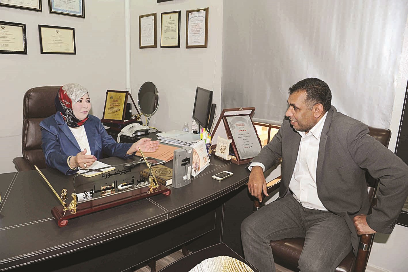 الحناوي متحدثة للزميل عمر العلاس  (تصوير طارق عز الدين)