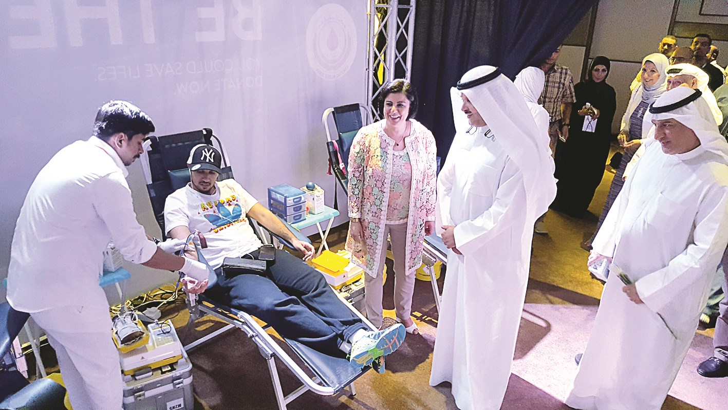 ...ويتابعان إحدى فعاليات اليوم العالمي للمتبرعين بالدم