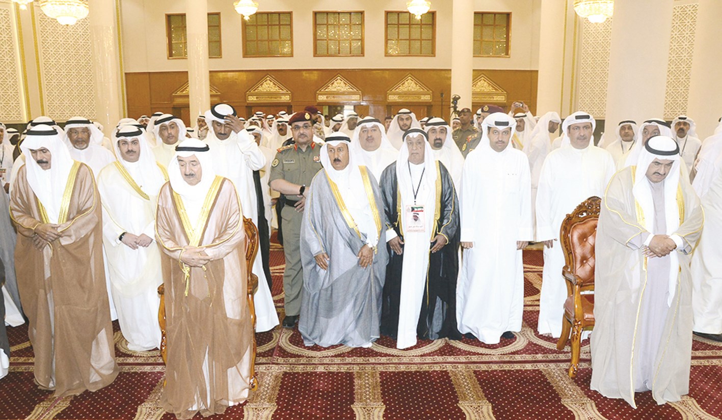 صاحب السمو وسمو ولي العهد وناصر المحمد يؤدون الصلاة في المسجد