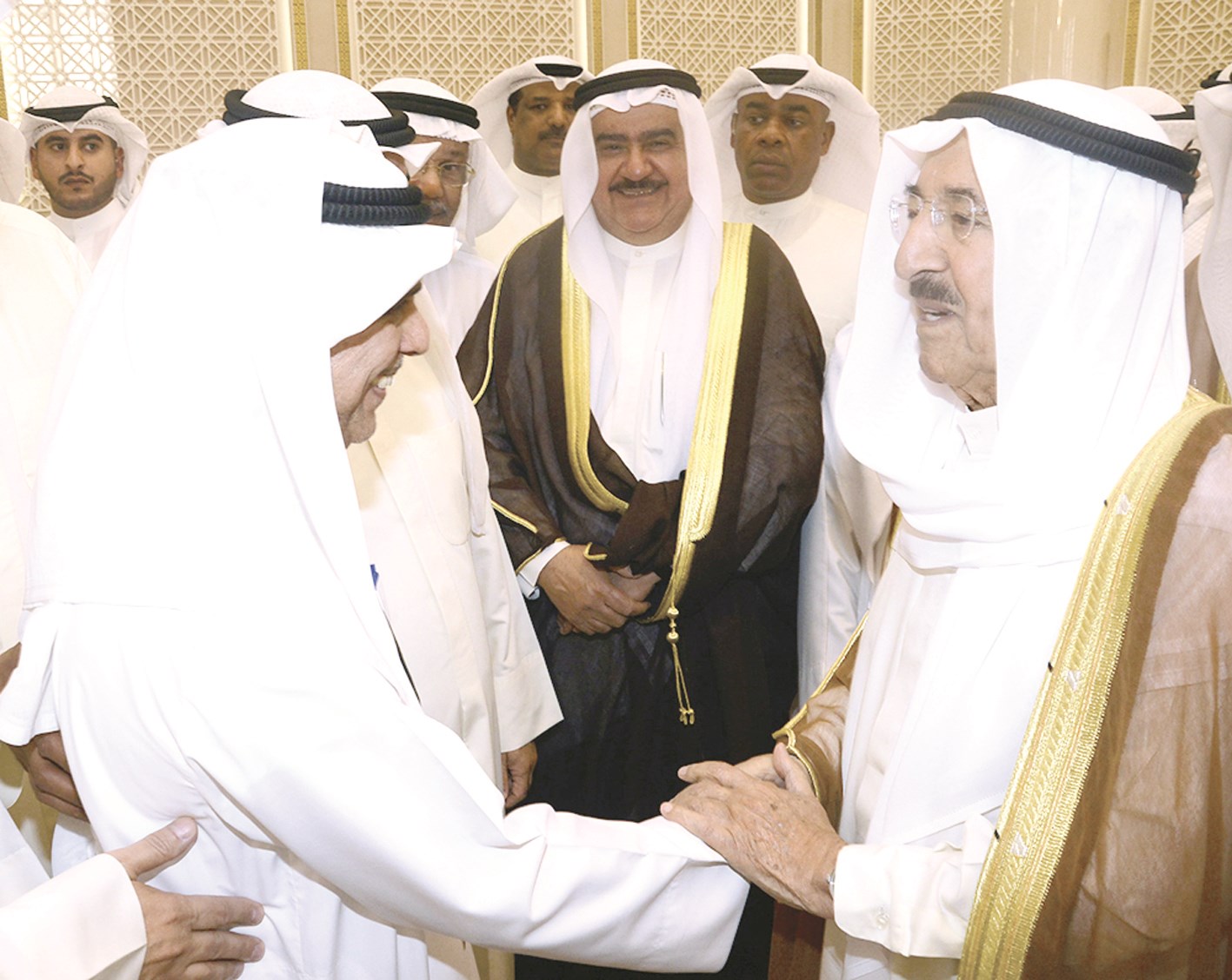 سموه في حديث مع أحد المواطنين بالمسجد