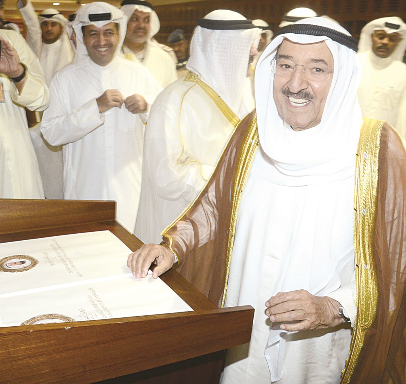 سمو الأمير يوقع بسجل التشريفات في المسجد