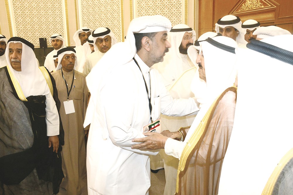 سموه يصافح أحد ذوي الشهداء